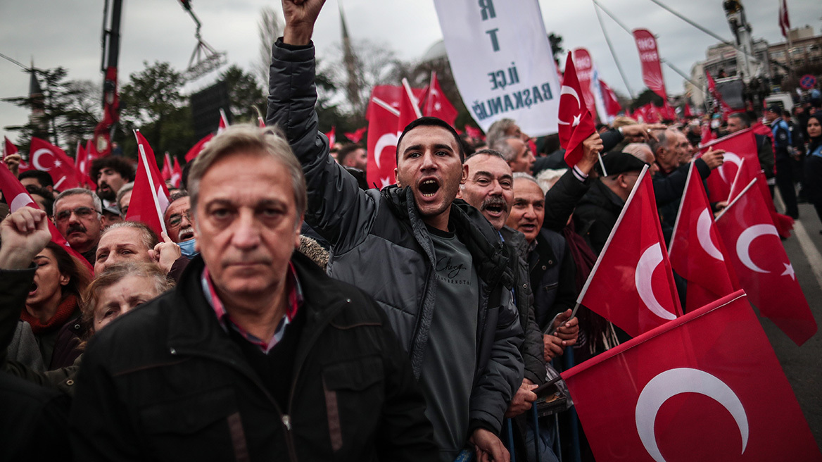 Ιμάμογλου: «Δεν φοβόμαστε» τον Ερντογάν, το σύνθημα χιλιάδων διαδηλωτών στην Κωνσταντινούπολη 