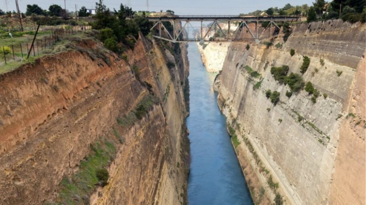 Βίντεο - Ισθμός της Κορίνθου: Χωματουργικές εργασίες στο... χείλος του γκρεμού