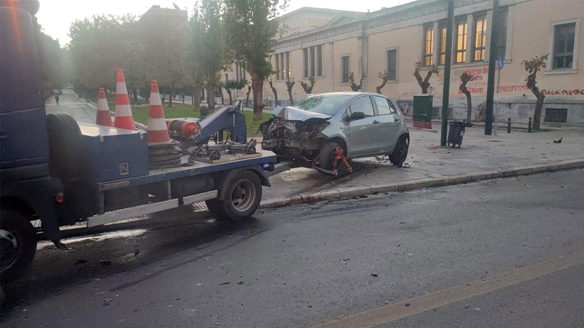 Τροχαίο έξω από το Πολυτεχνείο - Αυτοκίνητο «καρφώθηκε» πάνω σε φανάρι 