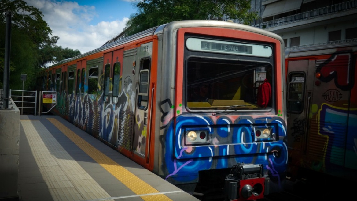 Νεκρή η γυναίκα που έπεσε στις γραμμές του ΗΣΑΠ στα Πευκάκια