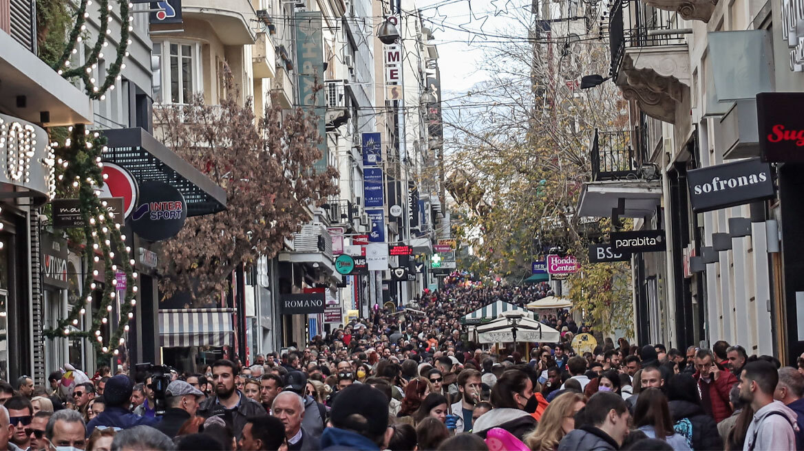 Κοσμοσυρροή στο κέντρο της Αθήνας παραμονή Χριστουγέννων