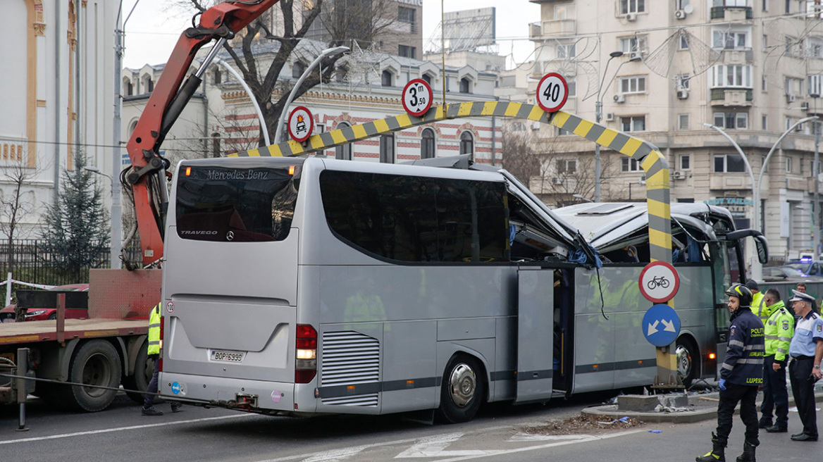 Ρουμανία: Η μεταλλική κατασκευή που πλάκωσε το λεωφορείο δεν θα έπρεπε να είχε πέσει, λένε ειδικοί