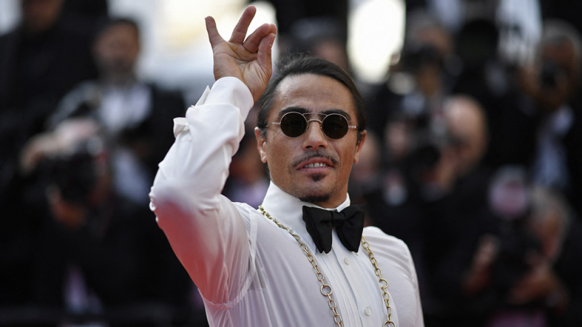 Salt Bae: Ξανά στη... σέντρα - «Σέρβιρε με ακουστικά και ζήτησε 600 δολάρια για να κόψει την μπριζόλα»