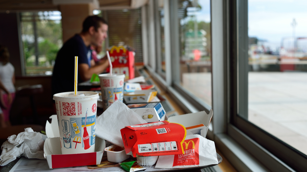 Γαλλία: Έρχεται η «επανάσταση των fast food» - Μόνο επαναχρησιμοποιούμενα ποτήρια και πιάτα