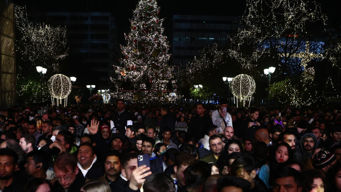 Πρωτοχρονιά 2023: Ο κόσμος γιορτάζει κανονικά για πρώτη φορά ύστερα από δύο χρόνια, με ελπίδες για μια καλύτερη χρονιά