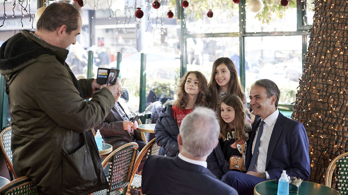 Μητσοτάκης και Τασούλας στο Κολωνάκι για καφέ μετά τη δοξολογία, λίγο πριν τις ευχές στην Πρόεδρο της Δημοκρατίας