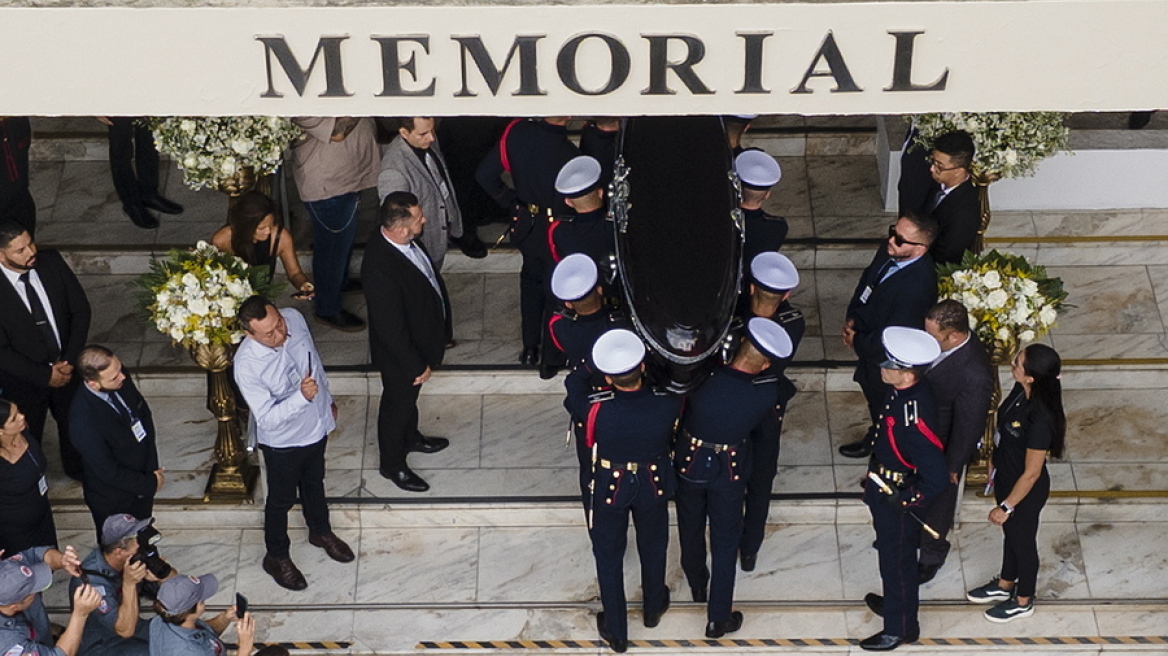 Ο «Βασιλιάς» Πελέ αναπαύεται πλέον στην τελευταία του κατοικία - Δείτε βίντεο και φωτογραφίες 