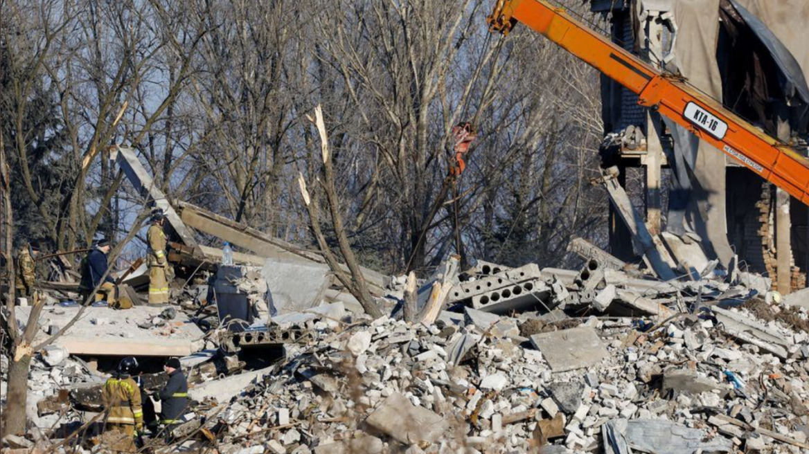 Πόλεμος στην Ουκρανία: Ρώσος μπλόγκερ που έχει βραβεύσει ο Πούτιν αποδομεί την εκδοχή της Μόσχας για τη Μακίιφκα