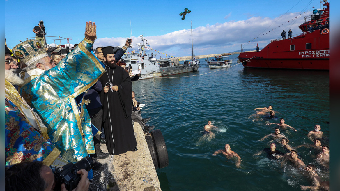 Από τον Πειραιά, στα Τζουμέρκα: Τα Θεοφάνια σε όλη την Ελλάδα σε φωτογραφίες και βίντεο