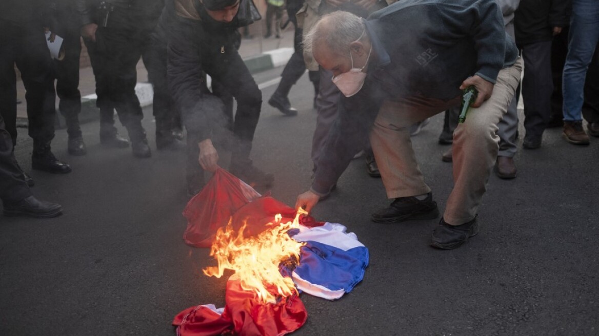 Ιράν: Καίνε σημαίες έξω από την πρεσβεία της Γαλλίας - «Προσβλητικές οι καρικατούρες του Χαμενεΐ από το Charlie Hebdo»