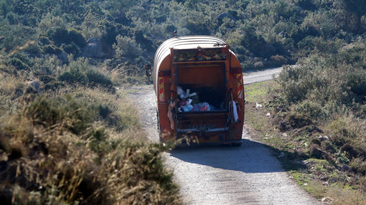 Ξυλόκαστρο: Αυτοκίνητο έπεσε σε απορριμματοφόρο - Νεκρή μια υπάλληλος καθαριότητας