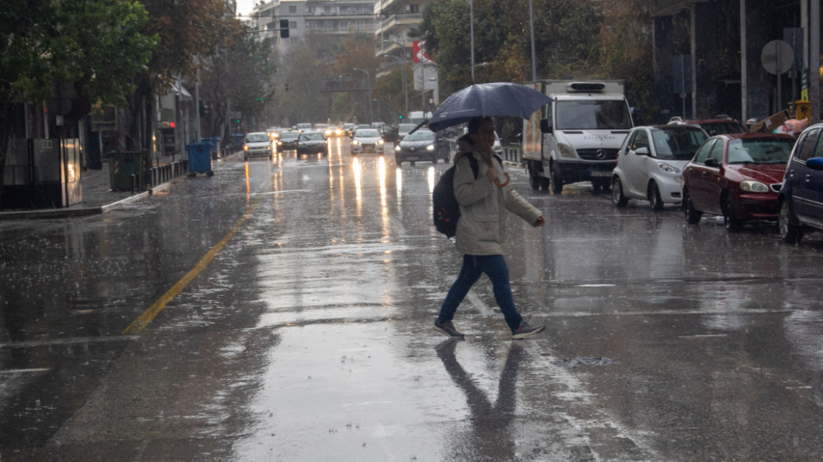 Καιρός: Βροχές και... ζέστη σήμερα - Πέφτει από αύριο η θερμοκρασία