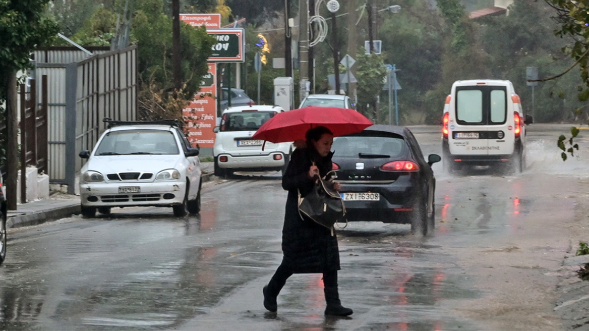 H κακοκαιρία Eva επιμένει - Δείτε πώς μπήκε η καταιγίδα στην Αττική