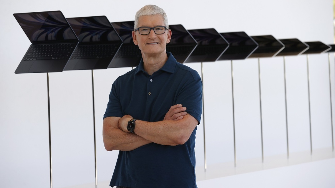 Apple: Ο Τιμ Κουκ συμφώνησε να του περικόψουν τις αποδοχές του στα... 49 εκατ. δολάρια