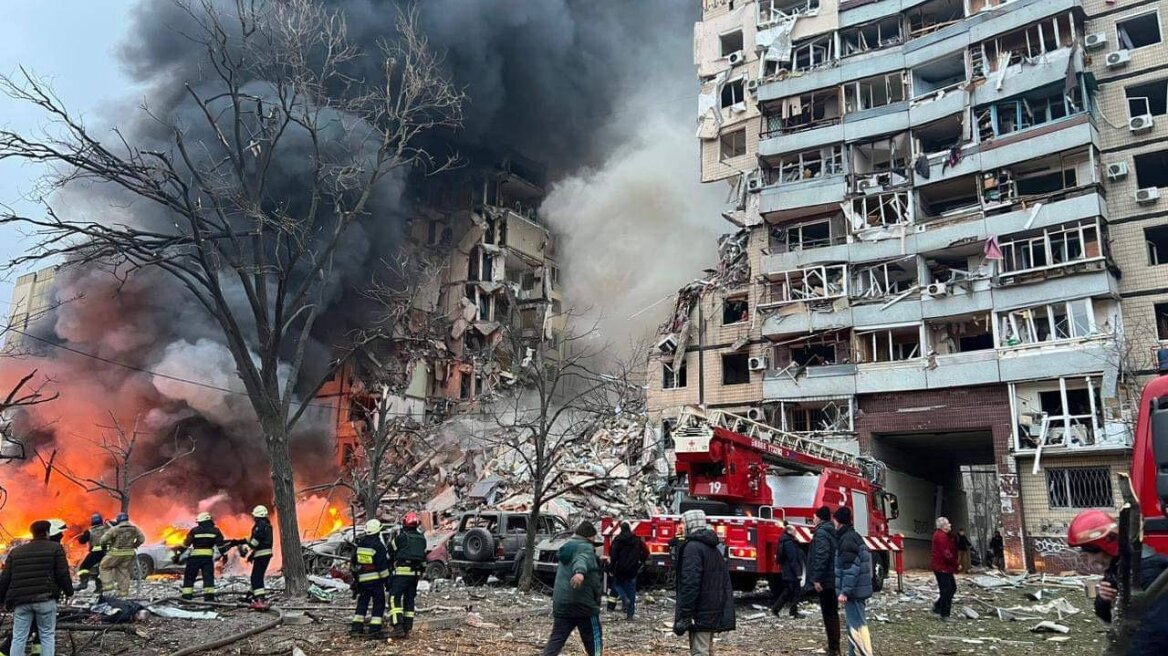 Πόλεμος στην Ουκρανία: Οι Ρώσοι ισοπέδωσαν πολυκατοικία στο Ντνίπρο - Τουλάχιστον πέντε άμαχοι νεκροί - Βίντεο