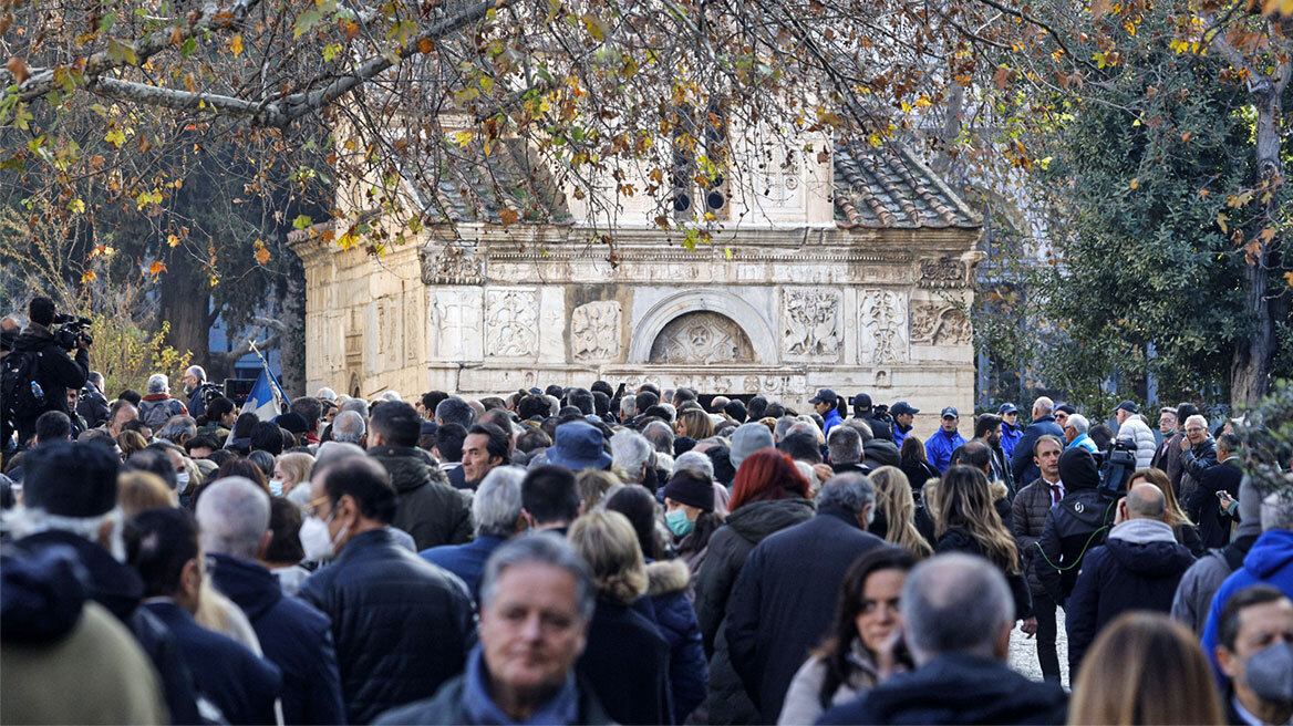 Τέως βασιλιάς Κωνσταντίνος: Δείτε φωτογραφίες και βίντεο από το λαϊκό προσκύνημα στη σορό του