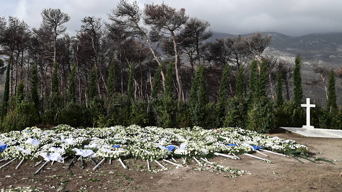 Τέως βασιλιάς Κωνσταντίνος: Γεμάτος από στεφάνια ο χώρος γύρω από το μνήμα στο Τατόι