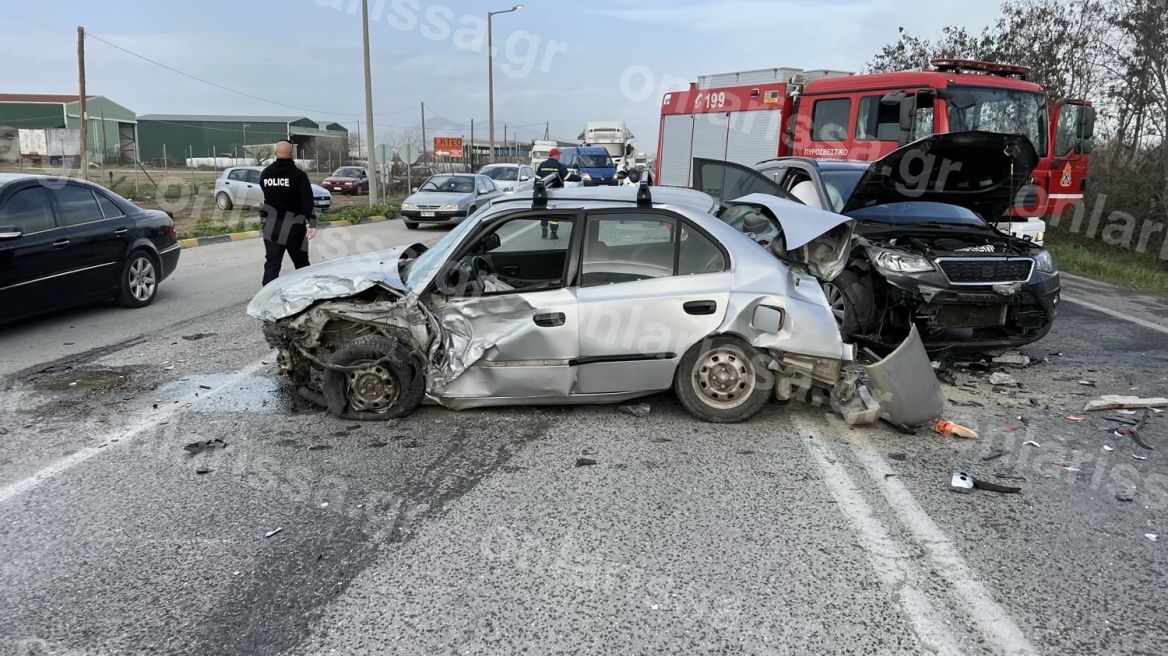 Τροχαίο έξω από τη Λάρισα με σύγκρουση τριών ΙΧ - Στο νοσοκομείο τρία άτομα