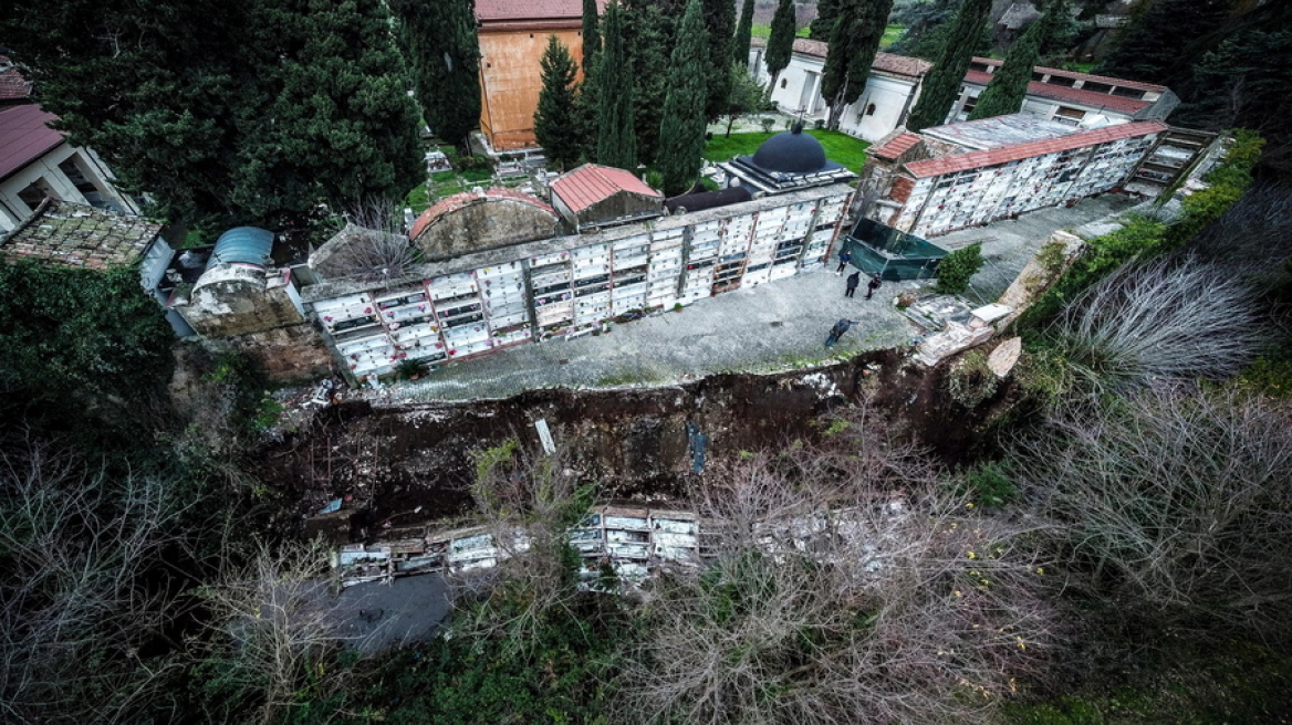 Ιταλία: Κατέρρευσε τμήμα νεκροταφείου από την κακοκαιρία - Σε χαράδρα φέρετρα και τεφροδόχοι