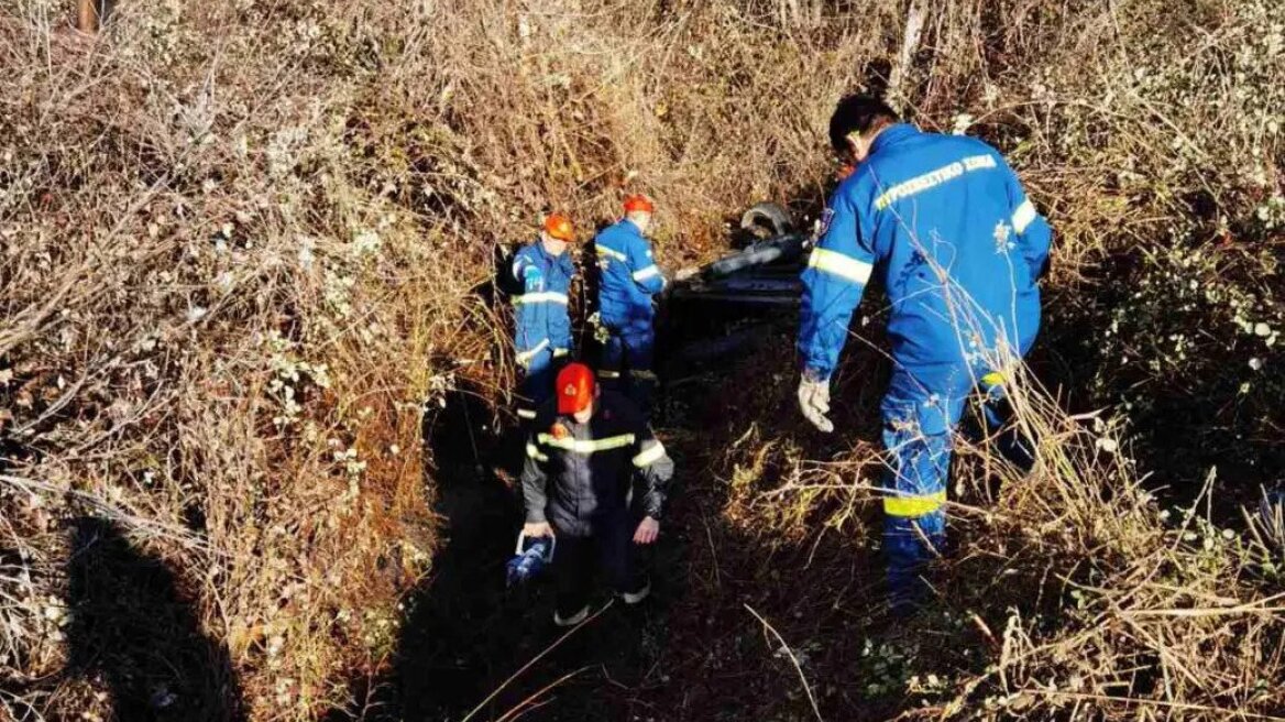 Τρίκαλα: Έπεσε με το αμάξι σε κανάλι, πήγε για ύπνο και η Πυροσβεστική τον έψαχνε