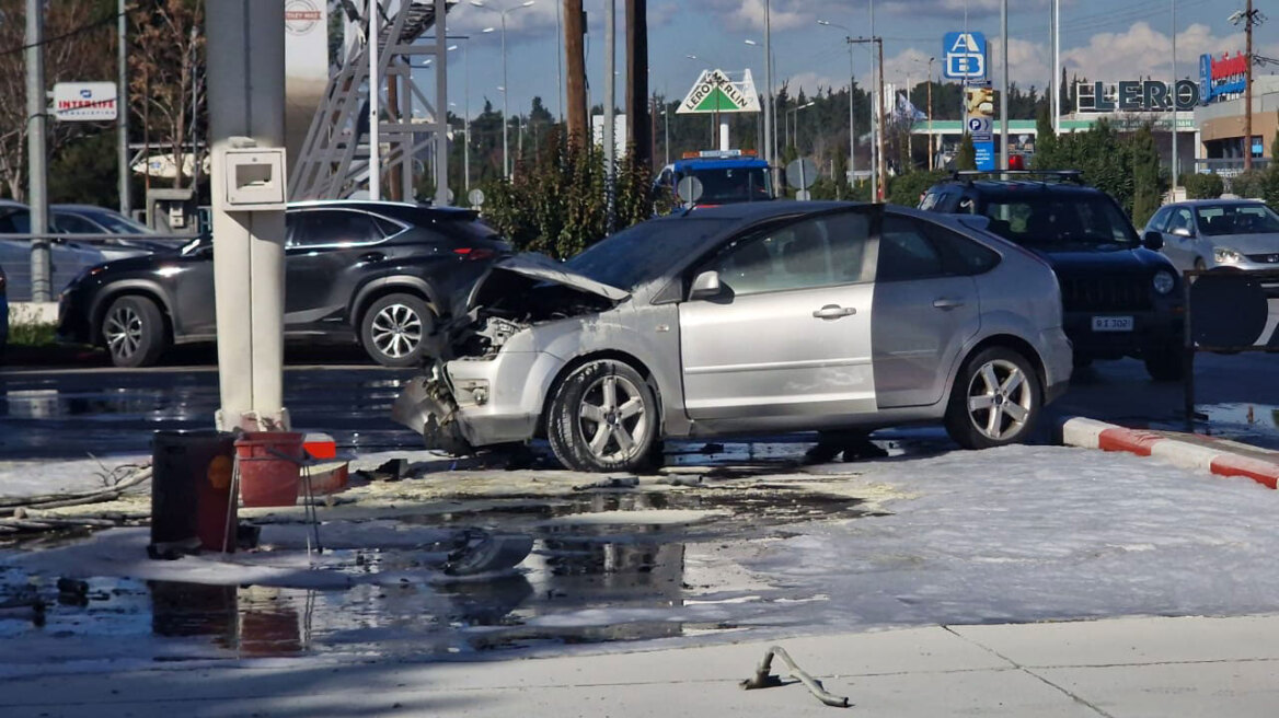 Θεσσαλονίκη: Αυτοκίνητο έπεσε σε βενζινάδικο και πήρε φωτιά - Δείτε βίντεο και φωτογραφίες