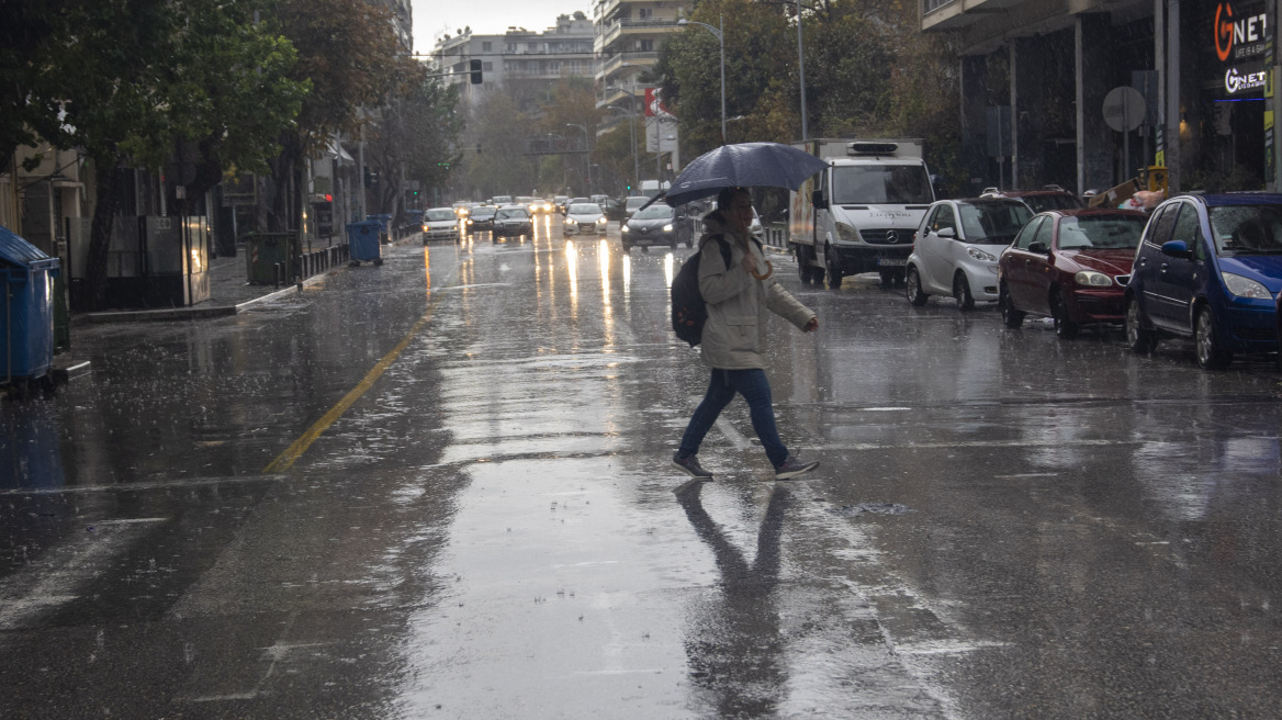 Κακοκαιρία: Βροχή, αφρικανική σκόνη και χιόνια στα ορεινά - Ποιες περιοχές πλήττει σήμερα