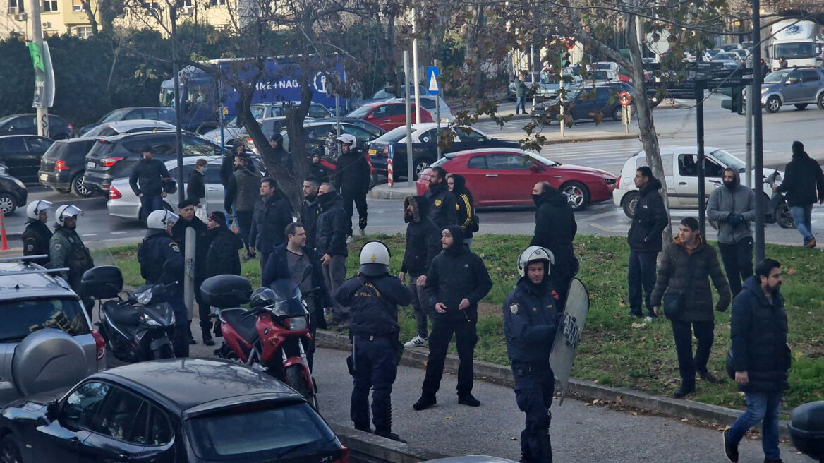 Θεσσαλονίκη: Στα δικαστήρια οι 12 κατηγορούμενοι για τη δολοφονία του Άλκη - Τους αποδοκίμασαν