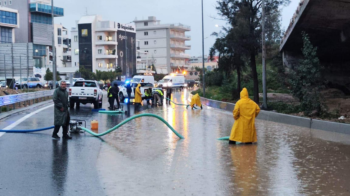 Κακοκαιρία: Στην κυκλοφορία μία λωρίδα στη λεωφόρο Ποσειδώνος - Πού υπάρχουν προβλήματα