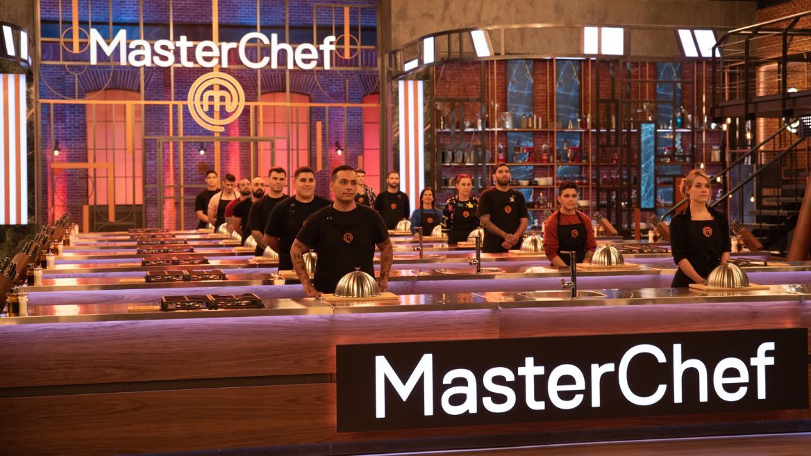 MasterChef:  Οι 14 που κέρδισαν μια μαύρη ποδιά ετοιμάζονται να αποδείξουν ότι αξίζουν μια θέση στον διαγωνισμό