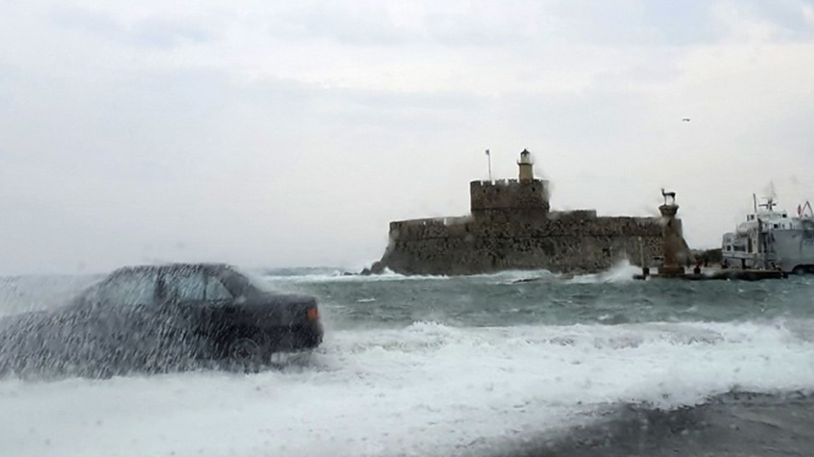 Ρόδος: Ισχυροί άνεμοι μέχρι και 10 μποφόρ «χτυπούν» το νησί - Δείτε βίντεο