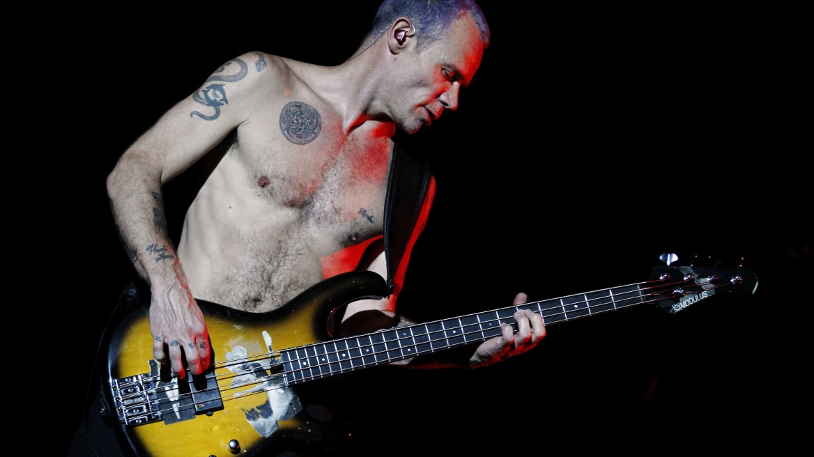 Flea: Ο μπασίστας των Red Hot Chilli Peppers πήγε με τα εσώρουχα να κάνει μπάνιο στη θάλασσα