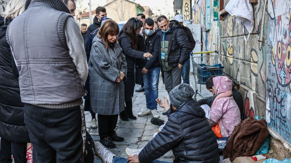 Κατερίνα Σακελλαροπούλου: Συνομίλησε με τοξικομανείς σε δράση του ΟΚΑΝΑ στο κέντρο της Αθήνας