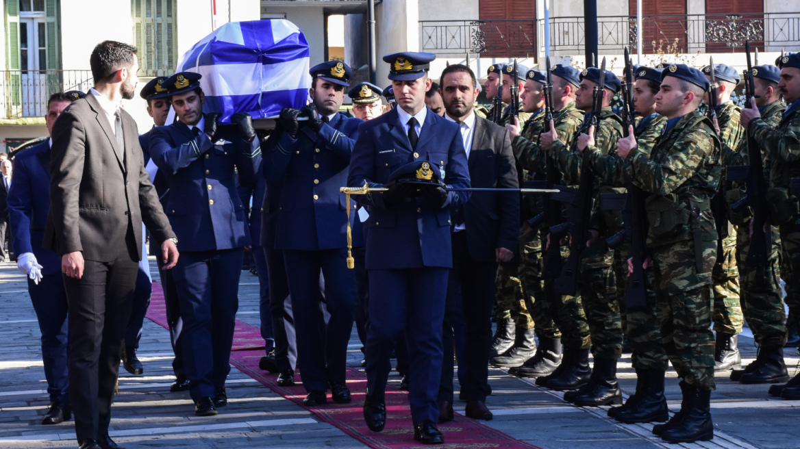 Πτώση Phantom F-4: «Παιδί μου!» - Η κραυγή του πατέρα του Τουρούτσικα όταν έφτασε το φέρετρο - Βίντεο