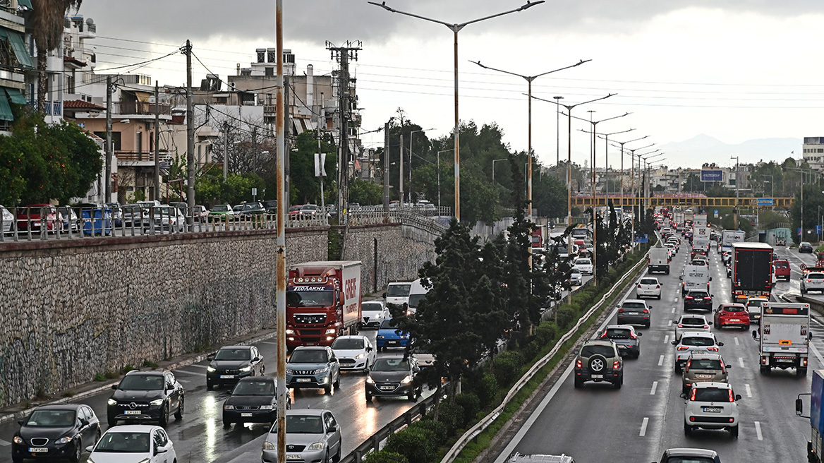 Kίνηση στους δρόμους: Μποτιλιάρισμα στην Αττική Οδό, προβλήματα και στην Περιφερειακή Αιγάλεω, λόγω ανατροπής φορτηγού