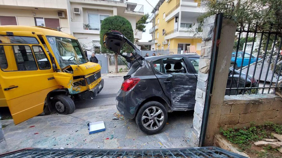 Τροχαίο με σχολικό στη Βούλα - Δεν υπήρξαν τραυματισμοί