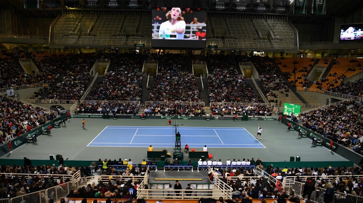 Davis Cup: Δείτε τι έγινε στο ΟΑΚΑ με το μήνυμα από το 112 στον αγώνα του Τσιτσιπά