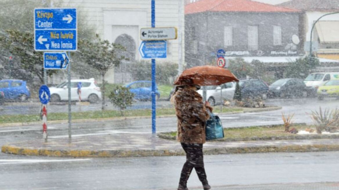 Χιονίζει στον Βόλο και στο Πήλιο - Απαγορευτικό απόπλου για Σποράδες