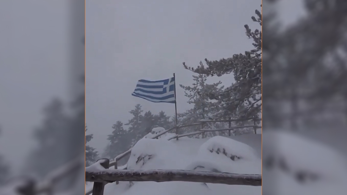 Χιονίζει τώρα σε Πάρνηθα, Βίλια και Ιπποκράτειο Πολιτεία - Δείτε βίντεο