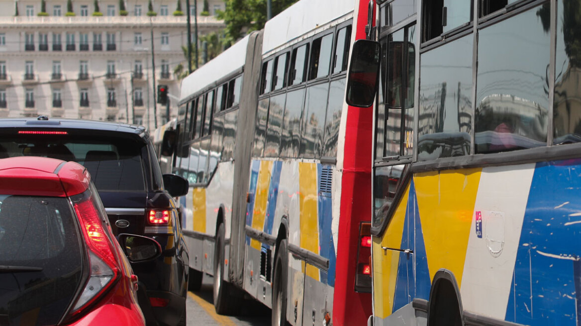 Τροχαίο στη Βασιλίσσης Σοφίας:  Λεωφορείο έπεσε πάνω σε ΙΧ -  12 τραυματίες