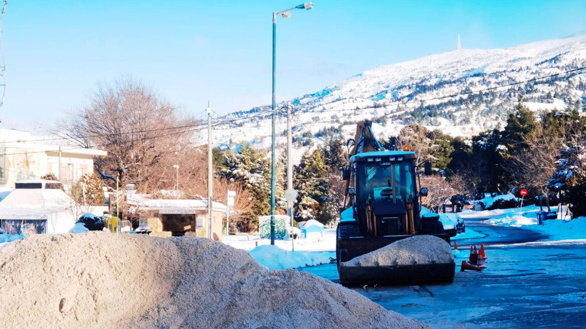 Εκχιονιστικά και αλατιέρες ανοίγουν δρόμους στην Πεντέλη