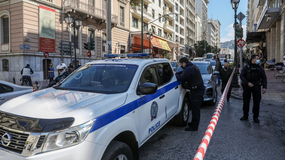 Ύποπτη μπαγκαζιέρα έξω από την Αθηναϊκή Λέσχη - Έγινε ελεγχόμενη έκρηξη