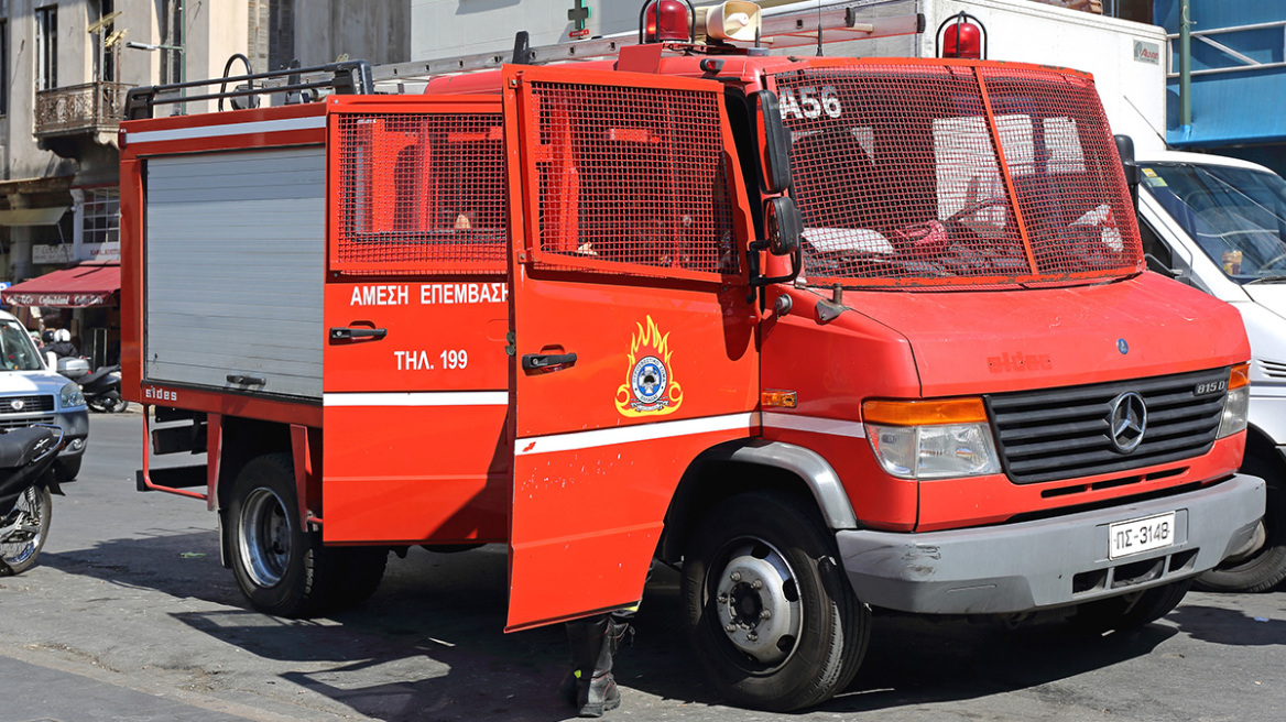 Υπό έλεγχο η φωτιά σε διαμέρισμα στο Ίλιον - Με σοβαρά εγκαύματα δύο ενήλικες