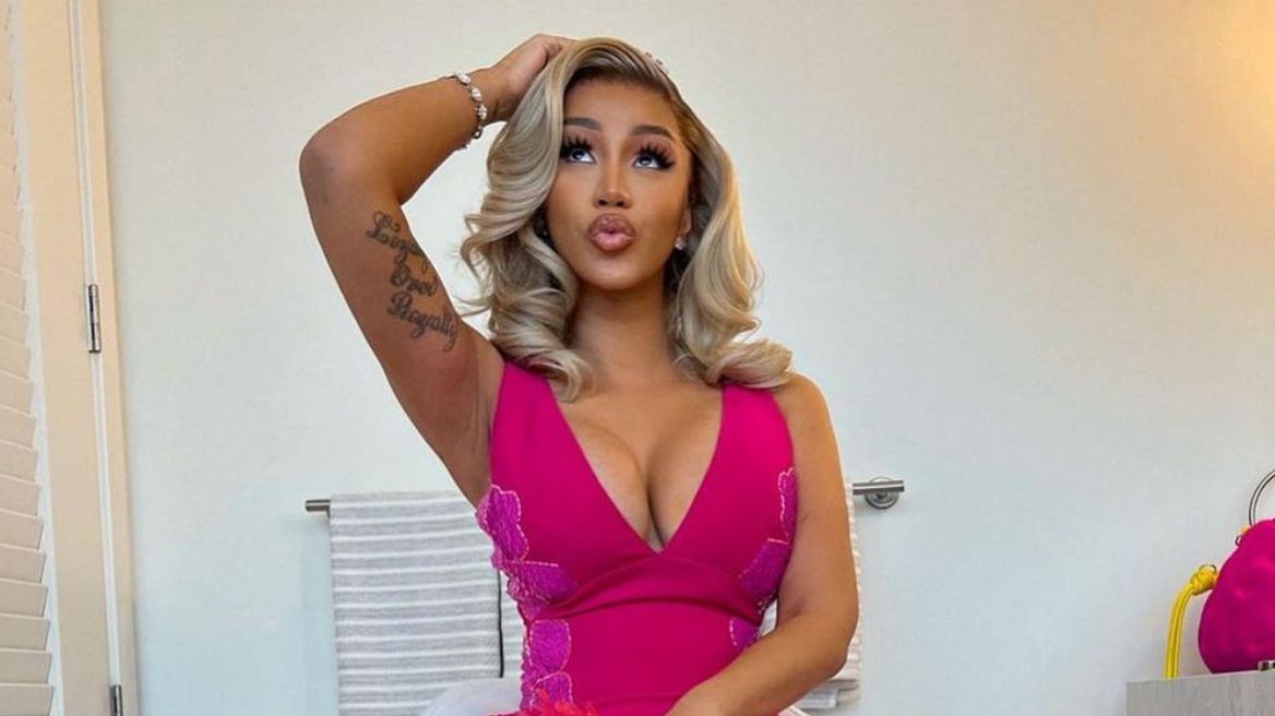  Cardi B: Το viral βίντεο που τη δείχνει να τρέχει για να προλάβει το σόου της Ριάνα στο Super Bowl