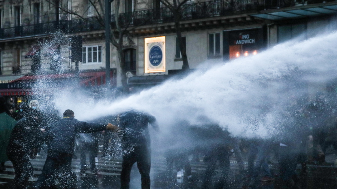 Γαλλία: Πολιτική κρίση - Πάνω από το 60% κατά της κυβέρνησης λόγω συνταξιοδοτικού 