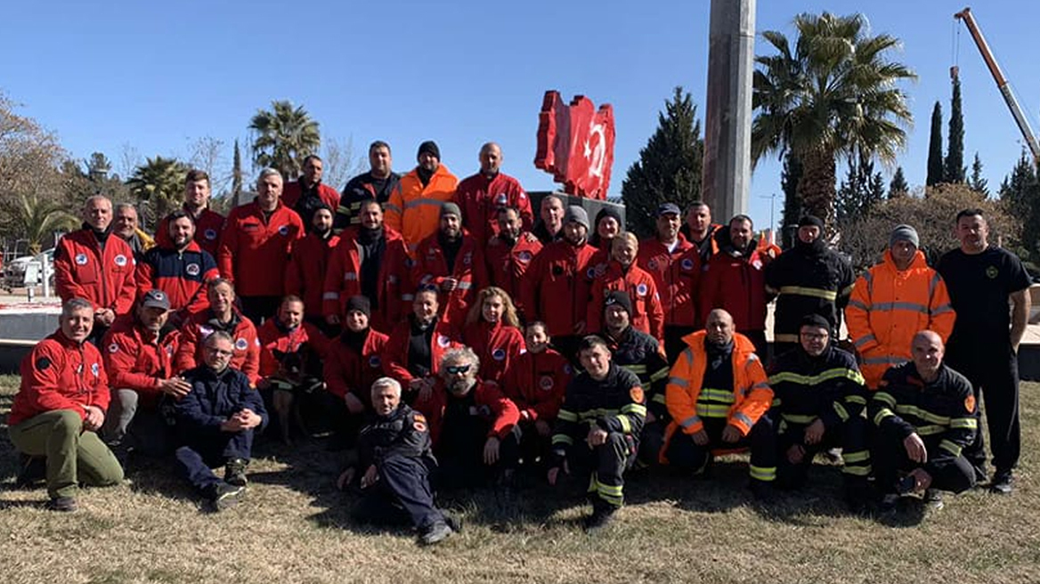 Σεισμός στην Τουρκία: Με χειροκροτήματα υποδέχτηκαν την Ελληνική Ομάδα Διάσωσης στην Κωνσταντινούπολη - Βίντεο