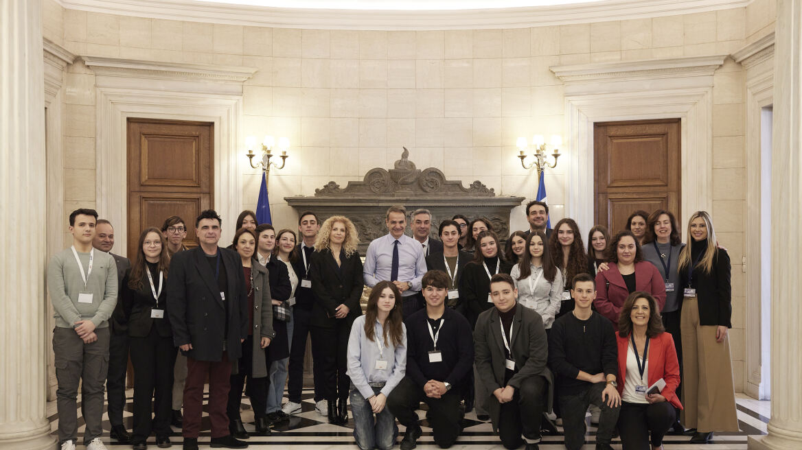 Μητσοτάκης σε μαθητές ΓΕΛ Ελευσίνας: Το σχολείο αλλάζει, στόχος μας να αναδείξουμε δεξιότητες και καινοτομίες