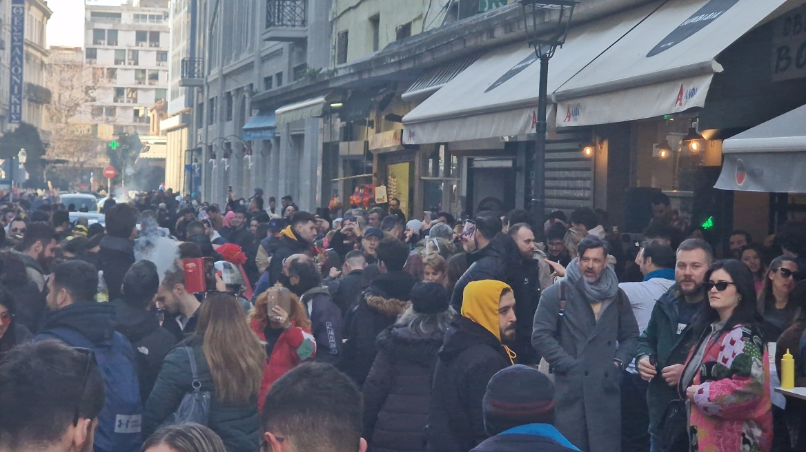 Θεσσαλονίκη - Τσικνοπέμπτη: Εκατοντάδες κόσμου έχουν κατακλύσει τα Λαδάδικα 