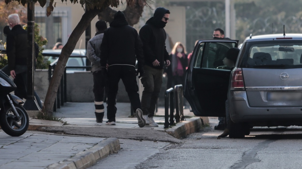 Κολωνός: Προφυλακίστηκαν οι 4 από τους πέντε συλληφθέντες για τους βιασμούς της 12χρονης 