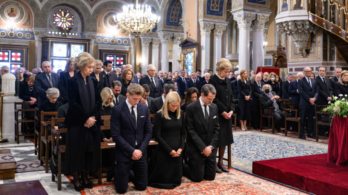 Τέως βασιλιάς Κωνσταντίνος: Το μνημόσυνο στη Μητρόπολη και στη Μονή Τρικόρφου