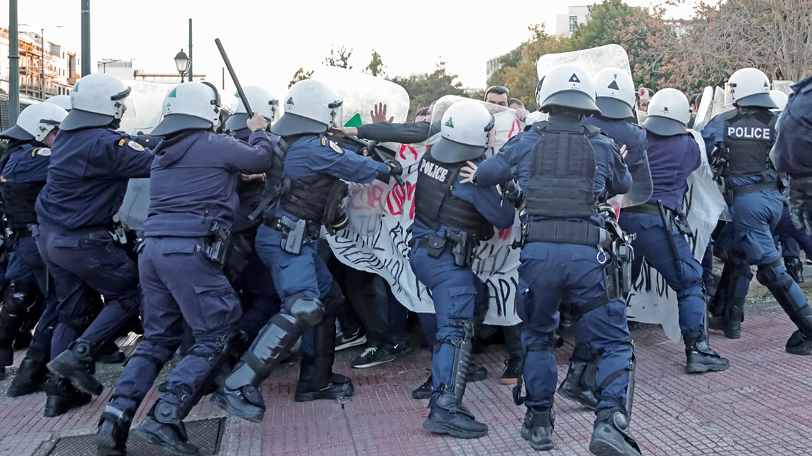 Εκπαιδευτικοί: Χημικά έπεσαν στη συγκέντρωση διαμαρτυρίας έξω από το Μέγαρο Μουσικής 